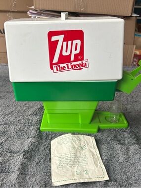 Vintage 7UP "The Uncola" Toy Soda Fountain Dispenser - Chilton Toys with 4 Cups